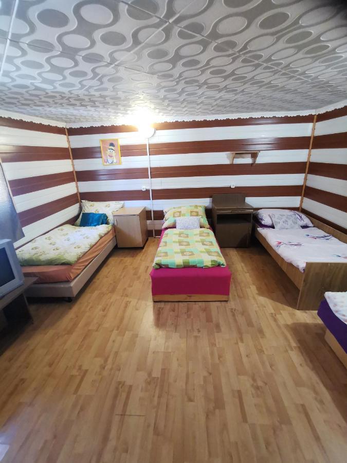 Edit Vendégház Tiszaújváros Exterior foto