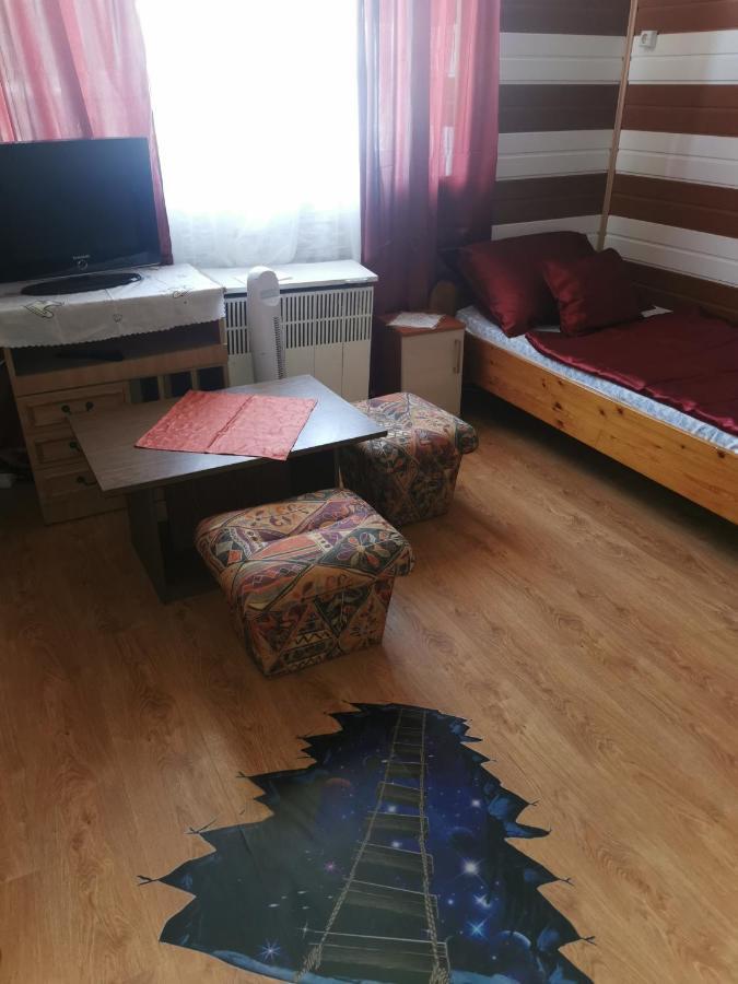 Edit Vendégház Tiszaújváros Exterior foto