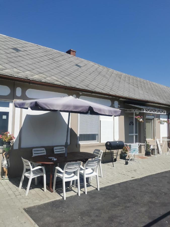 Edit Vendégház Tiszaújváros Exterior foto