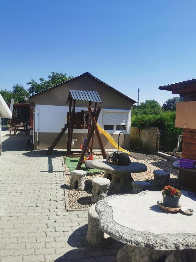 Edit Vendégház Tiszaújváros Exterior foto