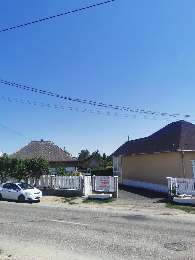 Edit Vendégház Tiszaújváros Exterior foto
