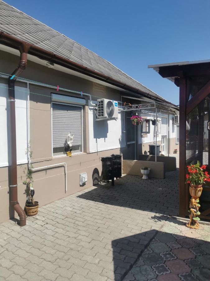 Edit Vendégház Tiszaújváros Exterior foto