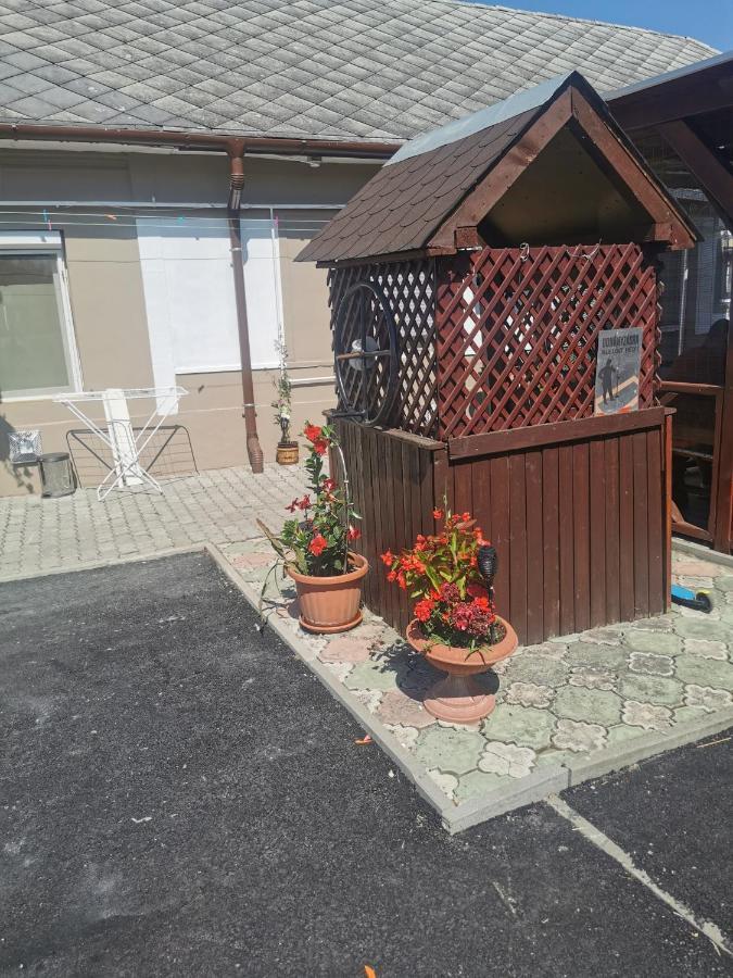 Edit Vendégház Tiszaújváros Exterior foto