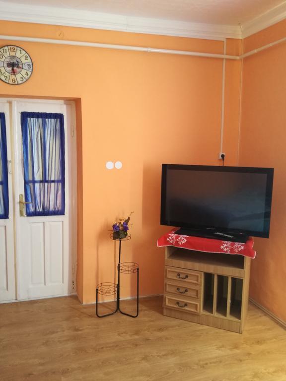 Edit Vendégház Tiszaújváros Exterior foto