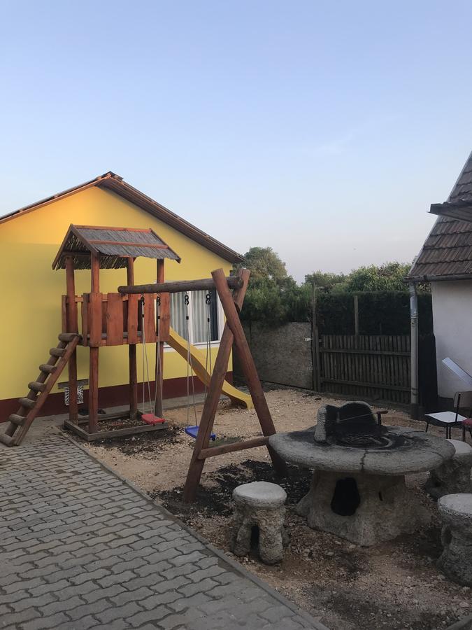 Edit Vendégház Tiszaújváros Exterior foto