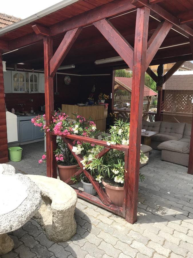 Edit Vendégház Tiszaújváros Exterior foto